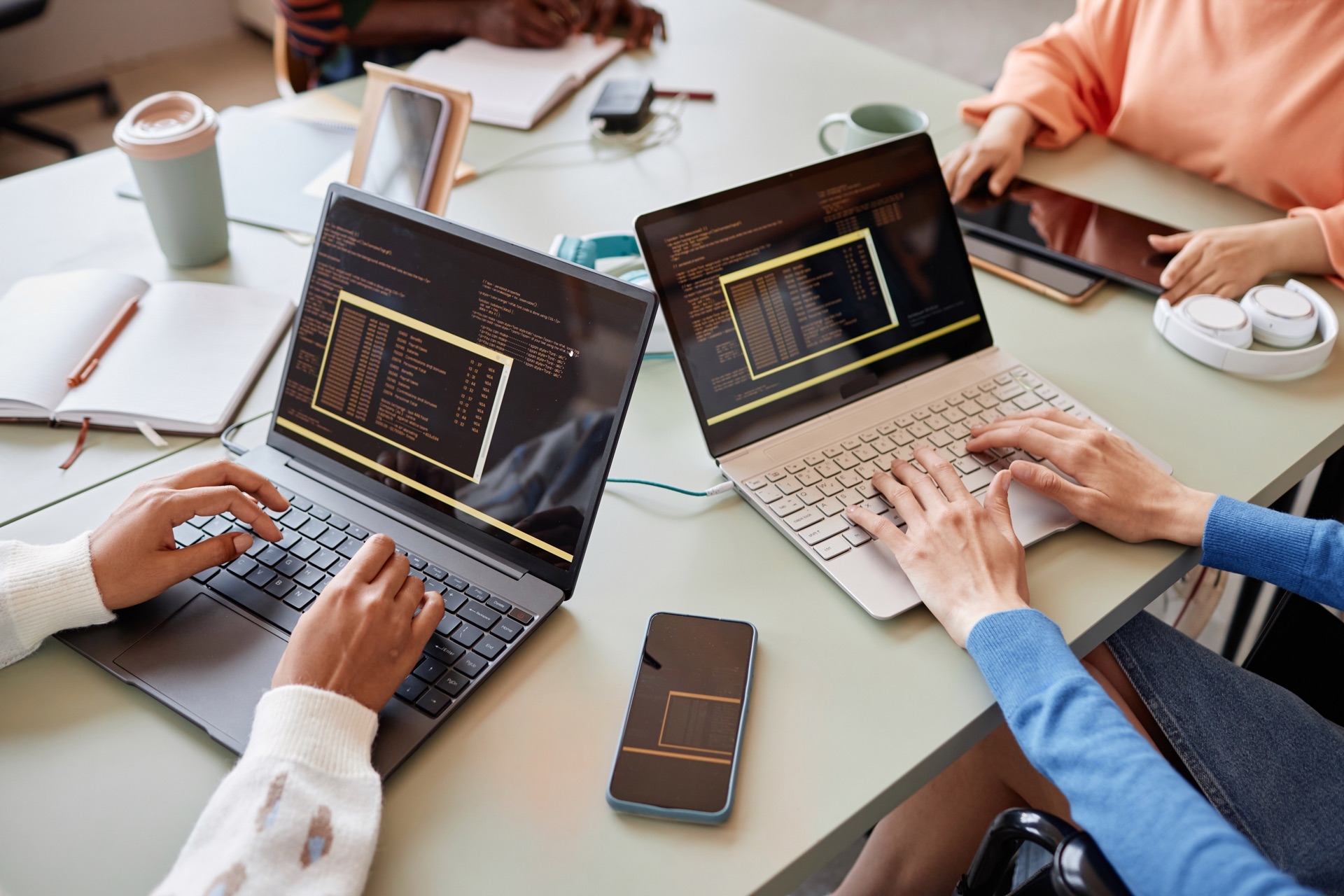 Team arbeitet gemeinsam an Laptops
